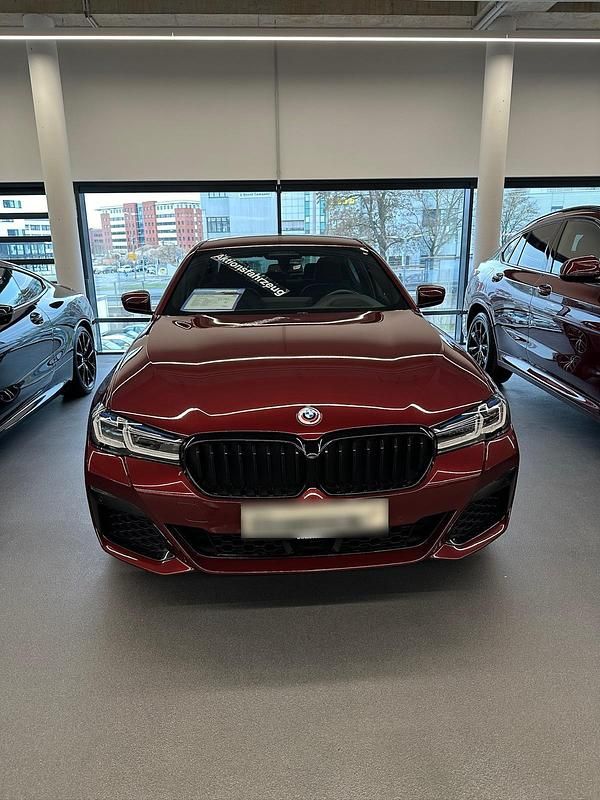 Gebraucht BMW 530e 292 PS (214 kW) 2022 Rot Limousine