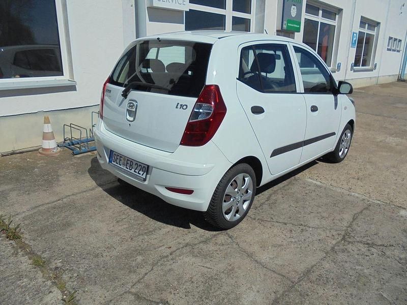 Gebraucht Hyundai i10 Edition 69 PS (50 kW) 2013 Weiß Kleinwagen