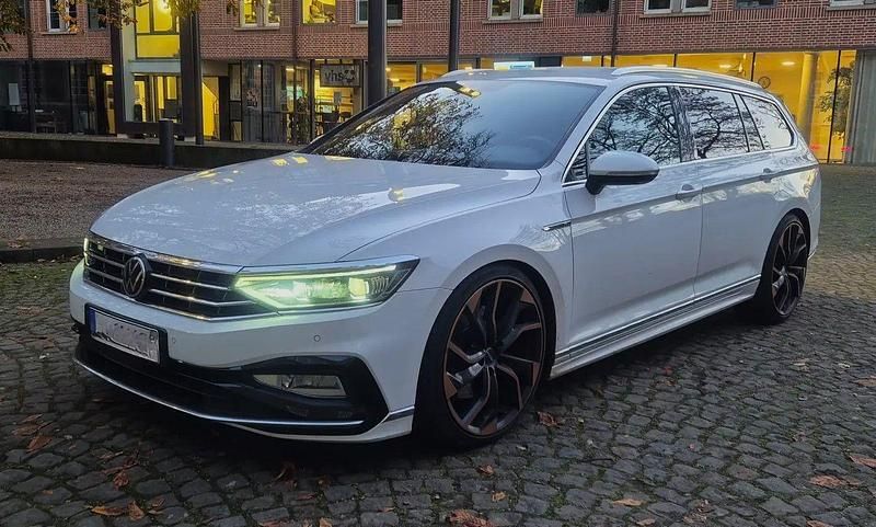 Weiß Gebraucht 2020 VW Passat R-line Kombi | 29.900 € (Teuer) - Bild 1/4