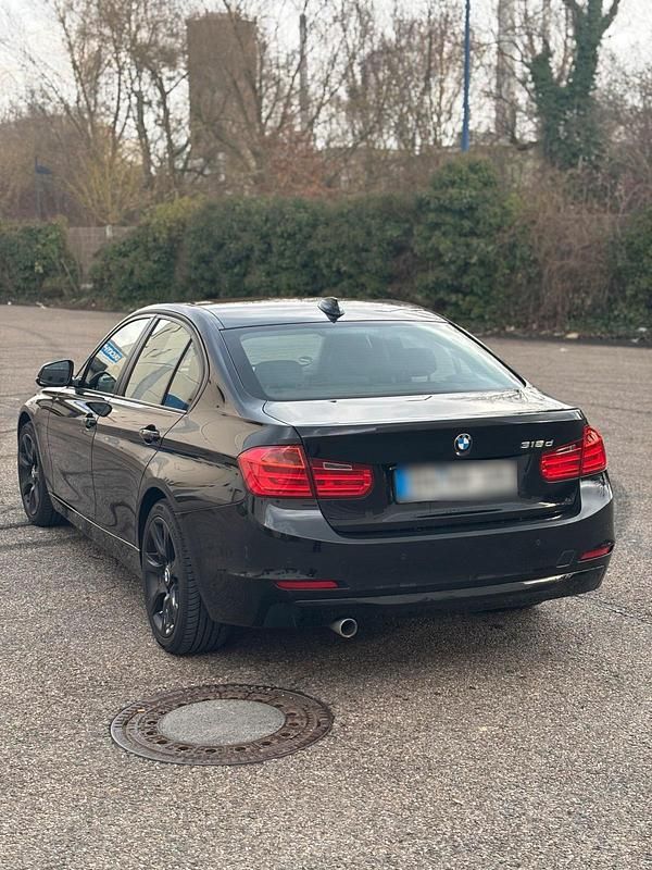 Gebraucht BMW 318 143 PS (105 kW) 2013 Schwarz Limousine