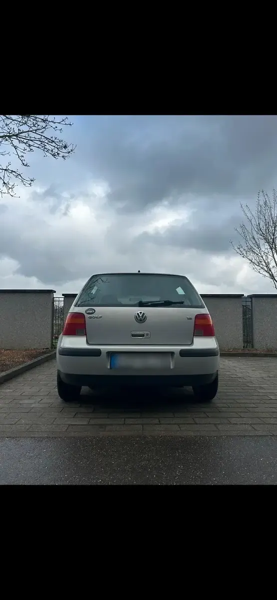 Second-hand VW Golf IV 101 CP (74 kW) 2000 Argintiu Hatchback