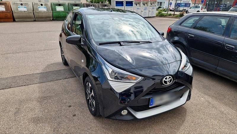Schwarz Gebraucht 2022 Toyota Aygo Kleinwagen | 10.450 € (Superpreis) - Bild 1/4