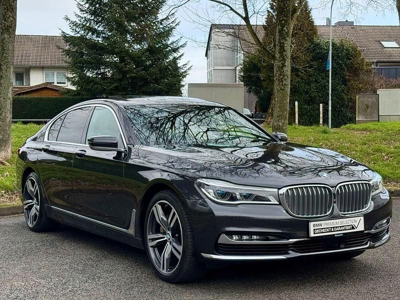 Gebraucht BMW 740 Sport Line 320 PS (235 kW) 2018 Sophistograu Limousine