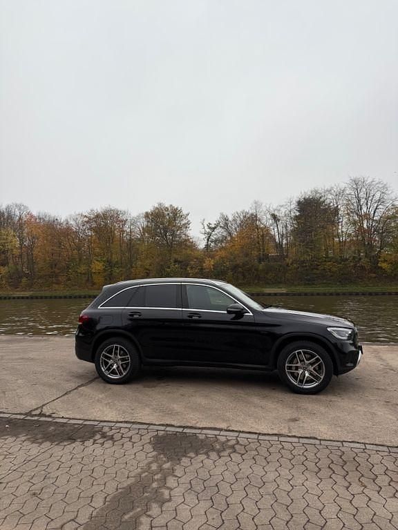 Schwarz Gebraucht 2021 Mercedes GLC300e SUV | 34.000 € (Fairer Preis) - Bild 1/4