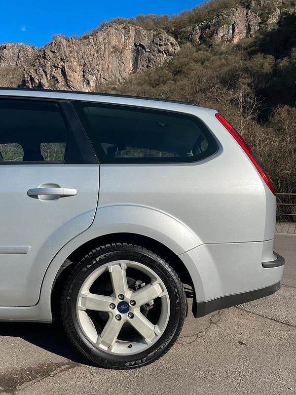 Gebraucht Ford Focus Titanium 115 PS (84 kW) 2007 Silber Kombi