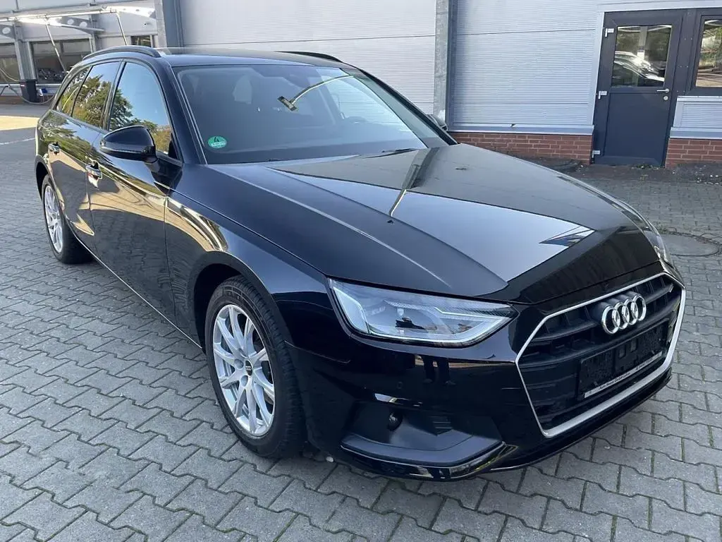 Używany Audi A4 Basis 150 KM (110 kW) 2022 Czarny Kombi