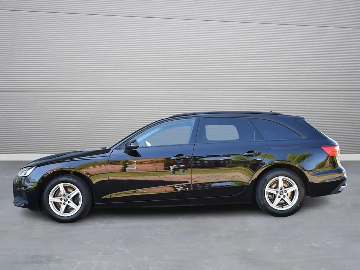 Gebraucht Audi A4 Business 163 PS (119 kW) 2022 Schwarz Kombi