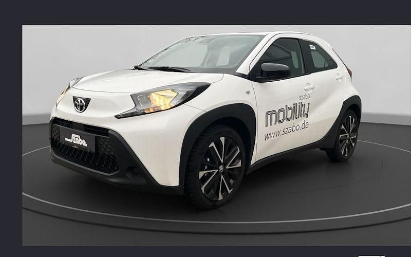 Schneeweiß Gebraucht 2024 Toyota Aygo Business Edition Kleinwagen | 16.685 € (Guter Preis) - Bild 1/4