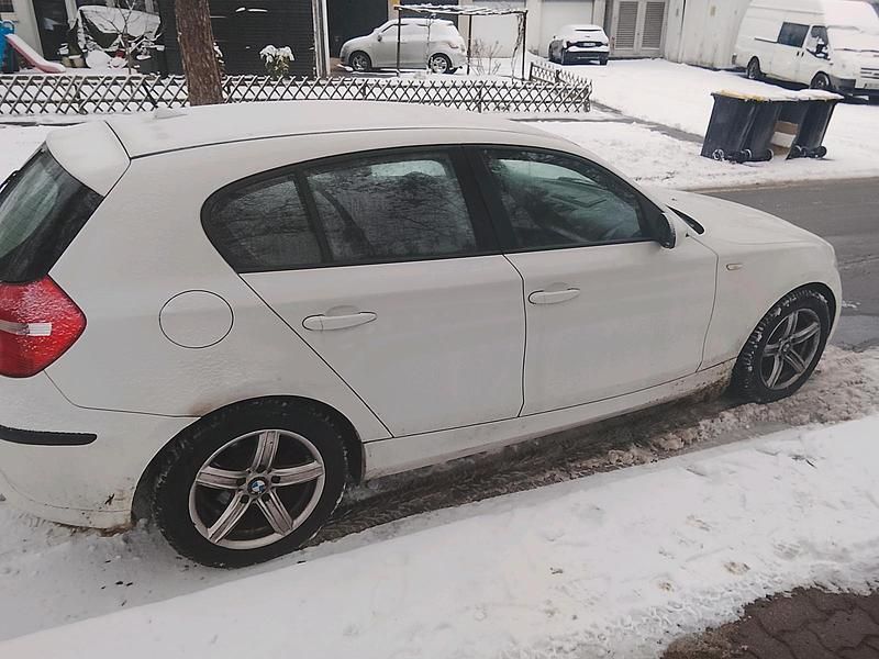 Gebraucht BMW 120 122 PS (89 kW) 2009 Weiß Kleinwagen