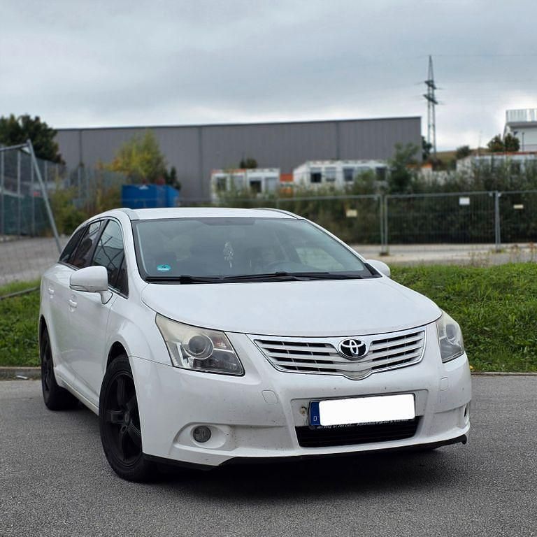 Weiß Gebraucht 2010 Toyota Avensis Sol Kombi | 2.950 € (Guter Preis) - Bild 1/4
