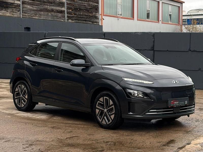 Gebraucht Hyundai Kona Select 100 kW (136 PS) 2022 Schwarz SUV