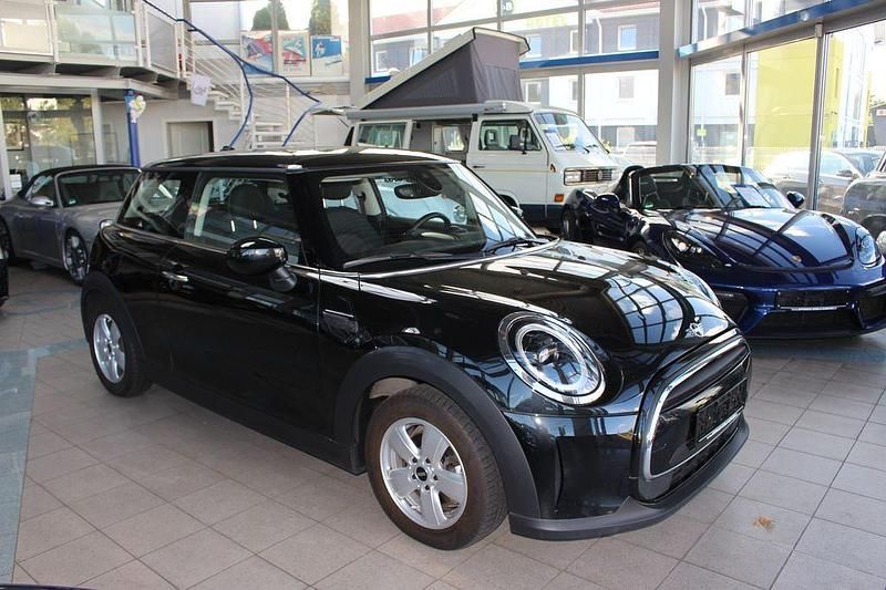 Gebraucht Mini Cooper Essential 136 PS (100 kW) 2023 Midnight black met. Kleinwagen