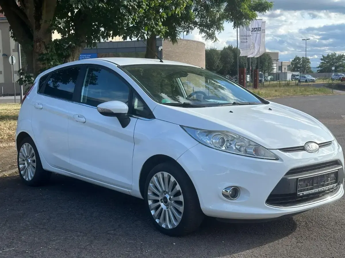 Gebraucht Ford Fiesta Titanium 82 PS (60 kW) 2009 Weiß Limousine