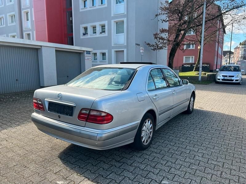 Gebraucht Mercedes E220 143 PS (105 kW) 2000 Silber Limousine