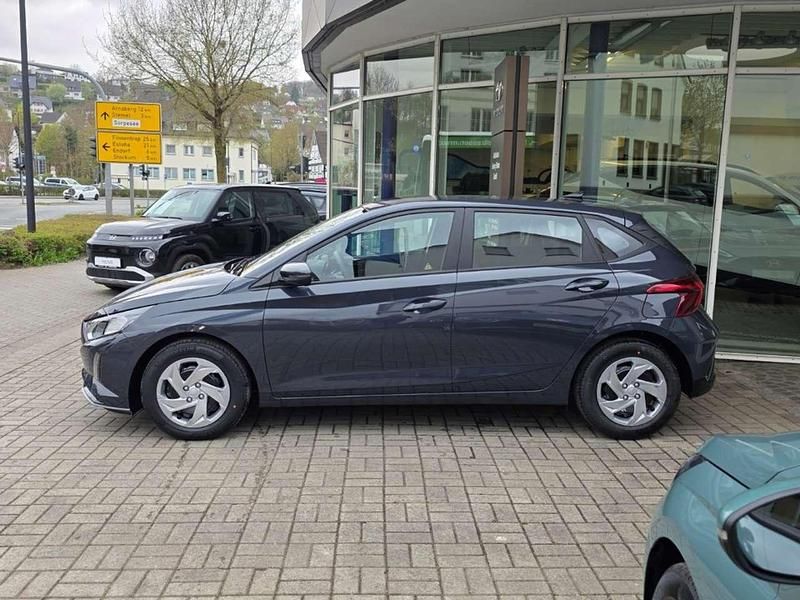 Gebraucht Hyundai i20 Select 101 PS (74 kW) 2025 Aurora grey / mic Kleinwagen