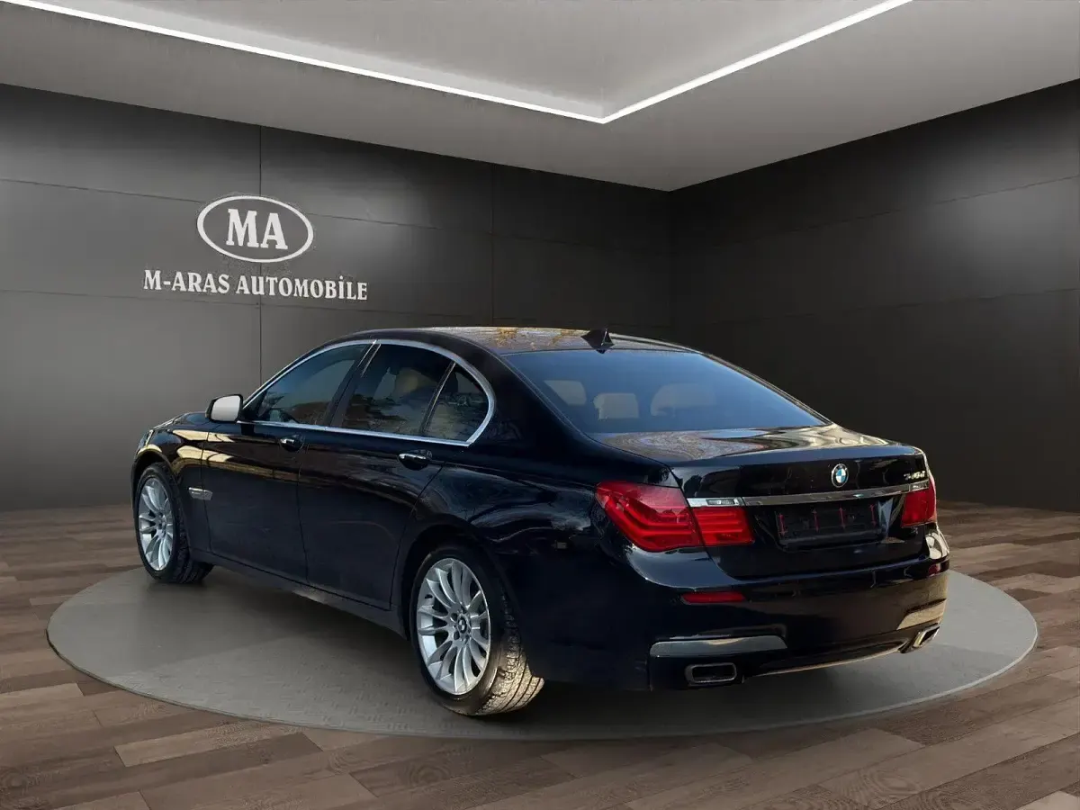 Gebraucht BMW 740 M Sport 306 PS (225 kW) 2011 Schwarz Limousine