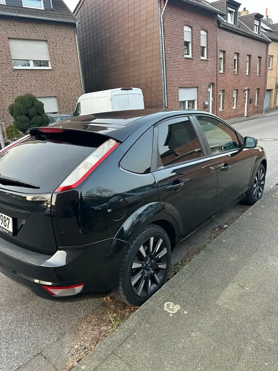 Gebraucht Ford Focus 101 PS (74 kW) 2009 Schwarz Kleinwagen
