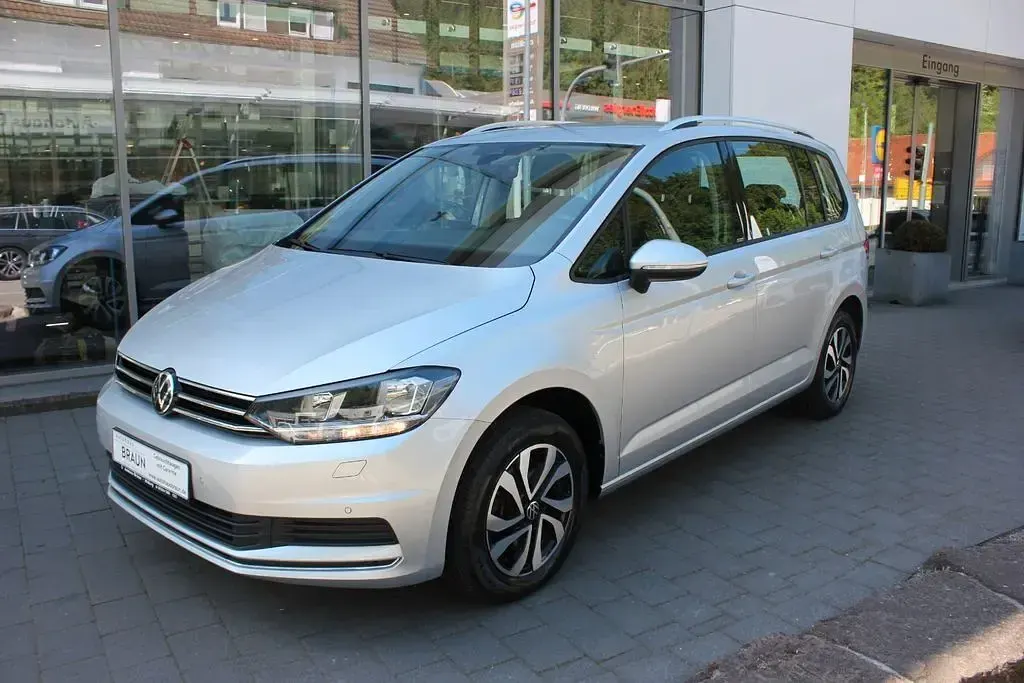 Gebraucht VW Touran Active 150 PS (110 kW) 2023 Silber Van / Kleinbus
