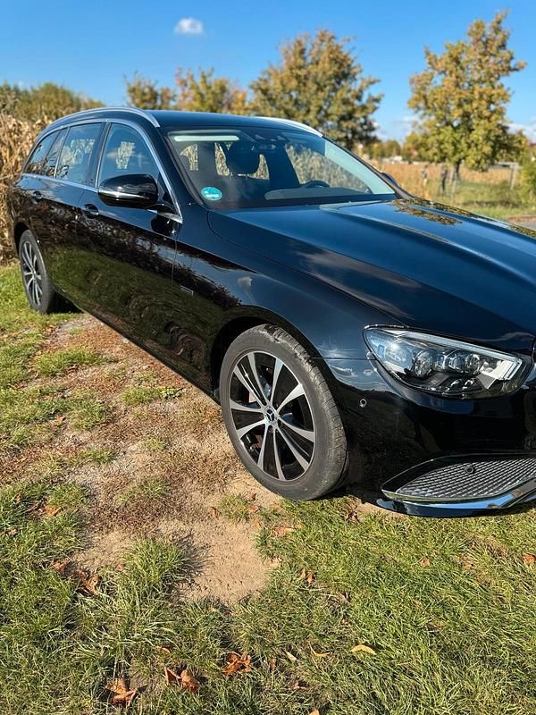 Schwarz Gebraucht 2021 Mercedes E300 Avantgarde Kombi | 38.000 € - Bild 1/4