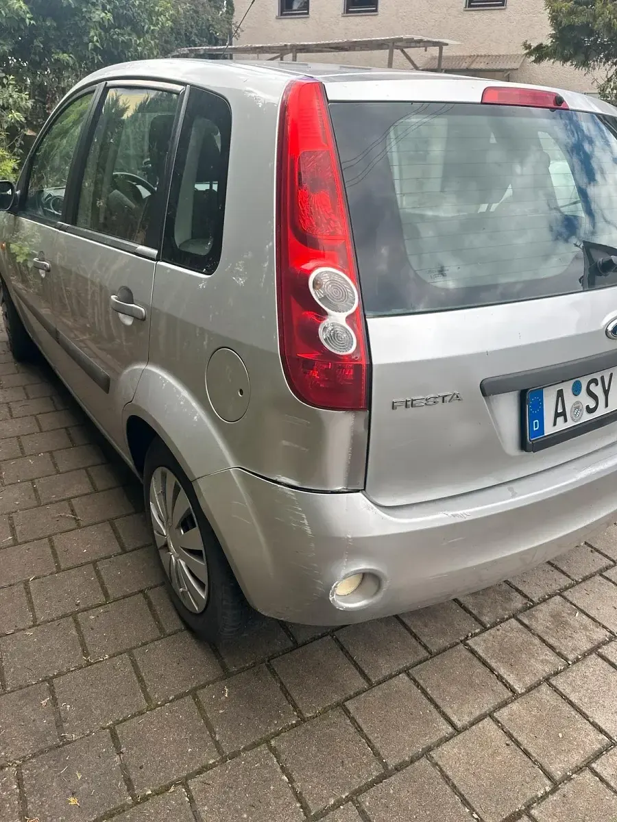 Gebraucht Ford Fiesta 84 PS (61 kW) 2007 Silber Kleinwagen