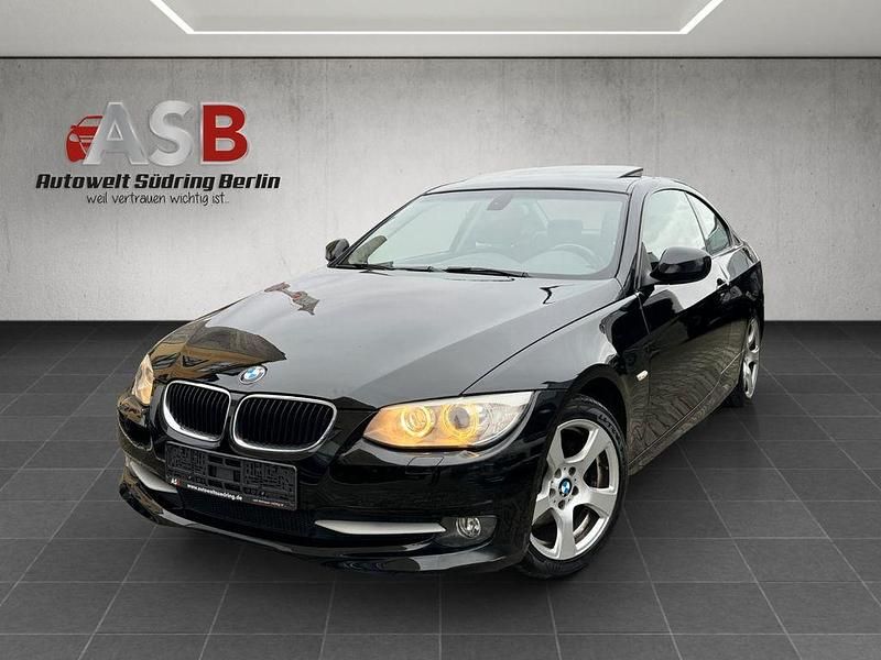 Schwarz Gebraucht 2011 BMW 320 Comfort Edition Coupé | 10.899 € (Etwas zu teuer) - Bild 1/4