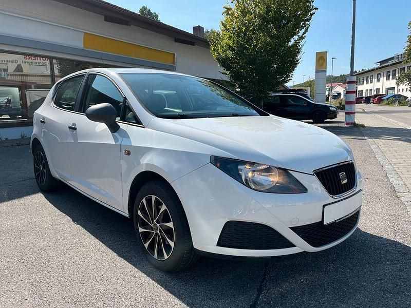 Weiß Gebraucht 2012 Seat Ibiza Reference Limousine | 4.250 € (Fairer Preis) - Bild 1/4