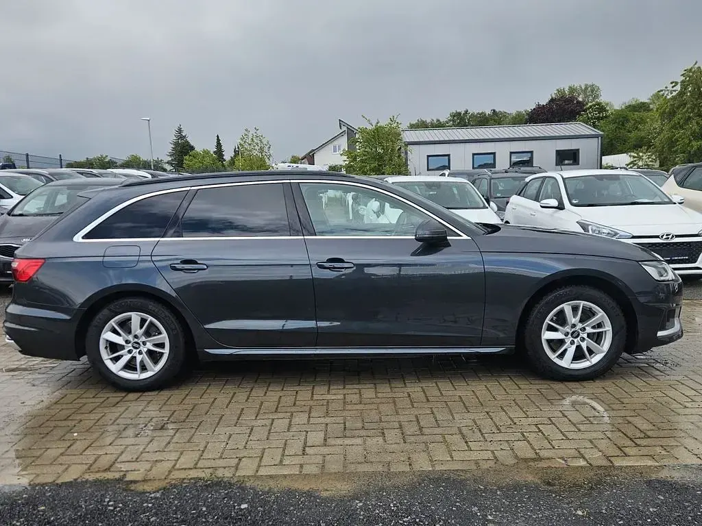 Gebraucht Audi A4 Advanced 163 PS (119 kW) 2022 Grau Kombi