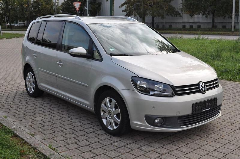 Silber Gebraucht 2010 VW Touran Comfortline Van / Kleinbus | 7.650 € (Fairer Preis) - Bild 1/4
