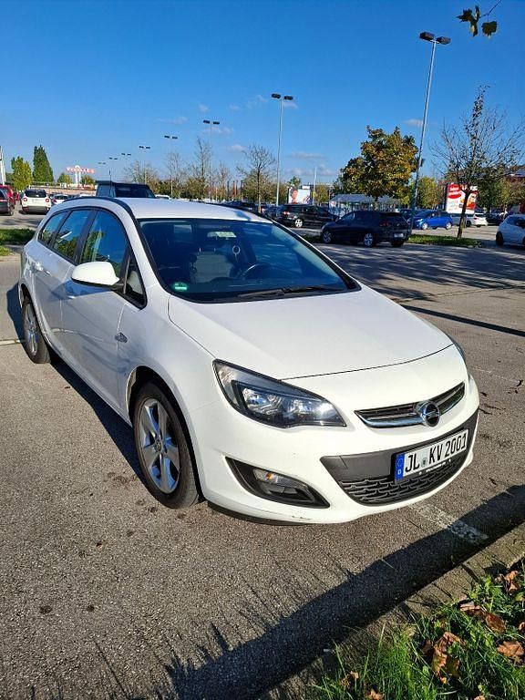 Weiß Gebraucht 2015 Opel Astra Selection Kombi | 7.250 € (Etwas zu teuer) - Bild 1/4