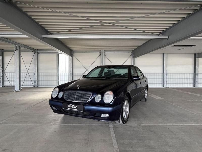 Gebraucht Mercedes E200 163 PS (119 kW) 2001 Blau Limousine