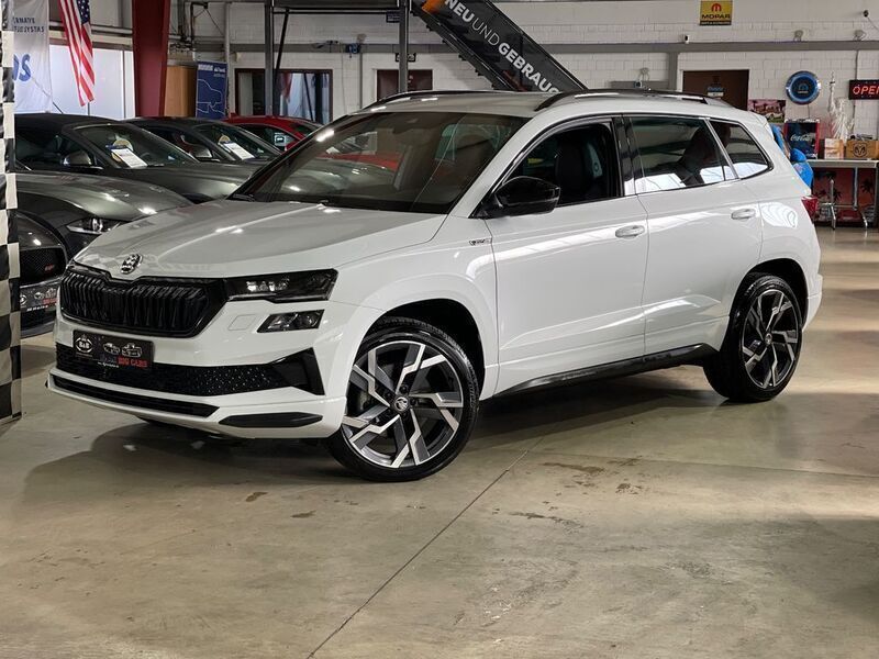 Moonweiss metallic Gebraucht 2023 Skoda Karoq SportLine SUV | 37.770 € (Fairer Preis) - Bild 1/4