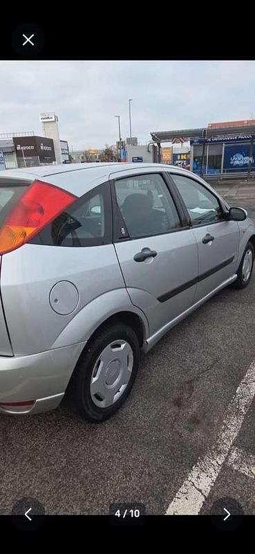Gebraucht Ford Focus Ambiente 116 PS (85 kW) 1999 Silber Limousine
