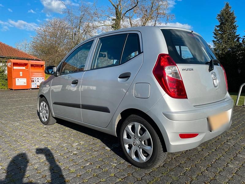 Gebraucht Hyundai i10 69 PS (50 kW) 2012 Silber Kleinwagen