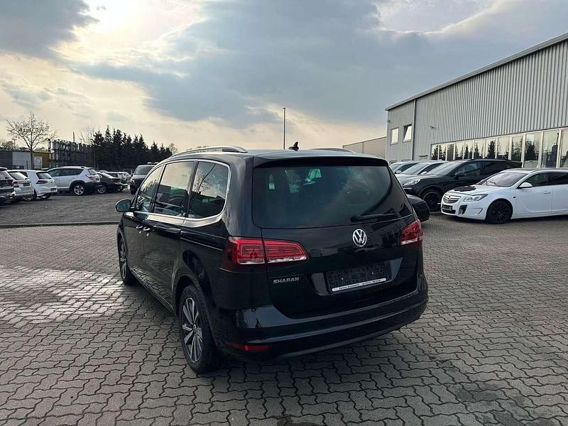 Gebraucht VW Sharan Highline 150 PS (110 kW) 2021 Deep black perleffekt Van / Kleinbus