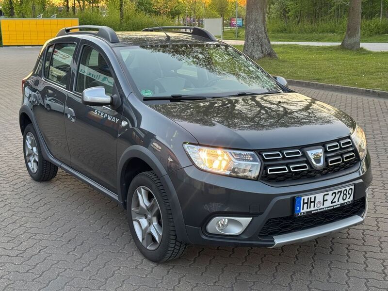 Grau Gebraucht 2017 Dacia Sandero Stepway Kleinwagen | 10.900 € (Fairer Preis) - Bild 1/4