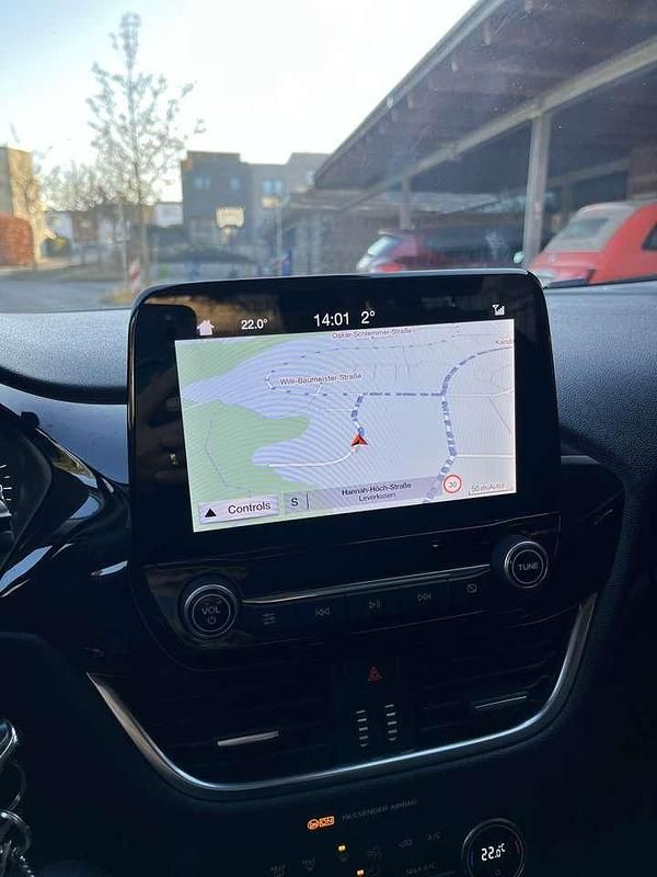 Gebraucht Ford Fiesta Cool & Connect 101 PS (74 kW) 2019 Rot Limousine