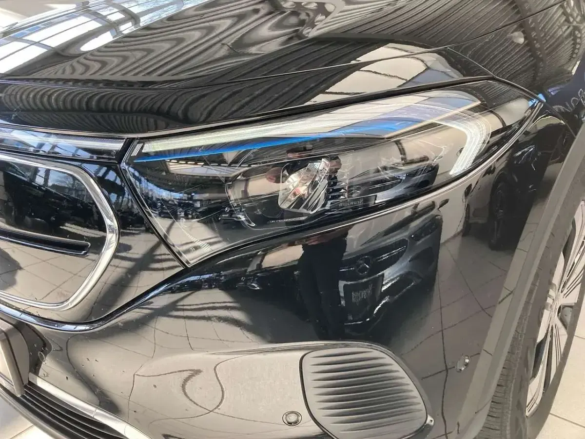 Second-hand Mercedes EQA250 Progressive 139 kW (190 CP) 2023 Negru SUV