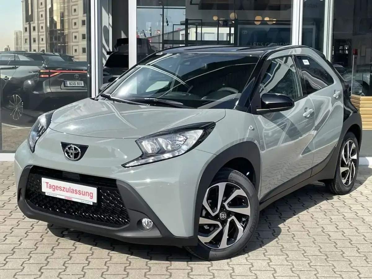 Neu Toyota Aygo X Design 72 PS (52 kW) 2026 Urban khaki, dach mysticschwar SUV