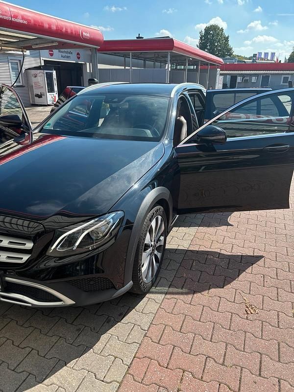 Schwarz Gebraucht 2018 Mercedes E200 Kombi | 20.900 € (Teuer) - Bild 1/4