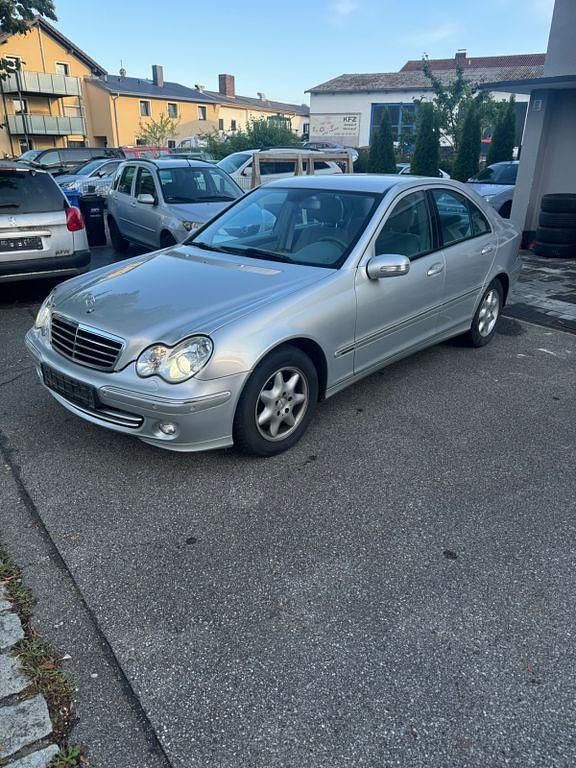 Silber Gebraucht 2005 Mercedes C180 Avantgarde Limousine | 2.000 € (Guter Preis) - Bild 1/4