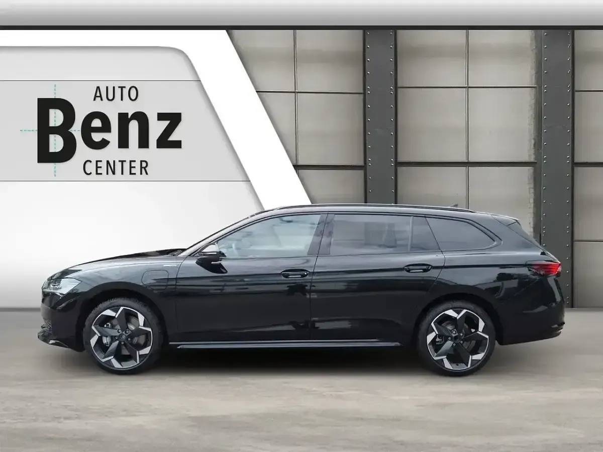 Neu Skoda Superb SportLine 204 PS (150 kW) 2026 Schwarz Kombi