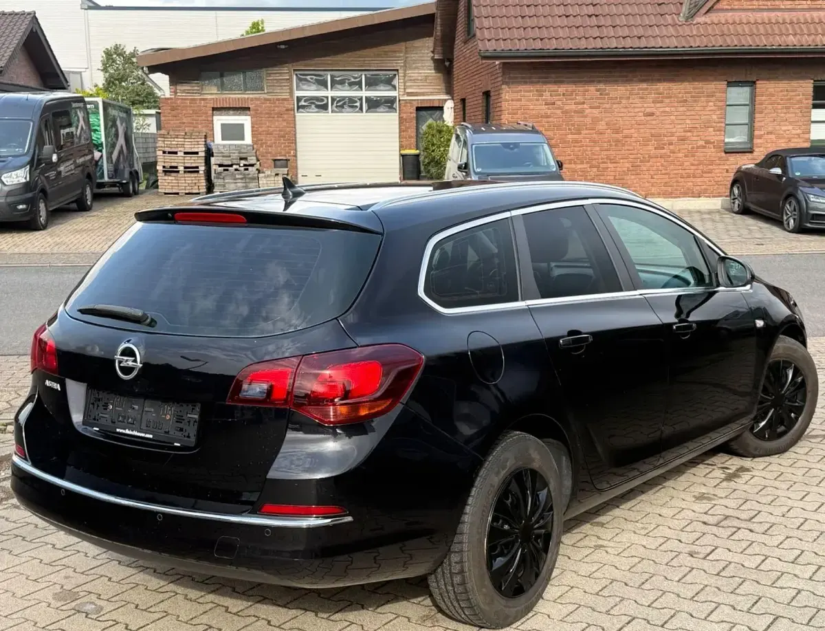 Gebraucht Opel Astra Innovation 116 PS (85 kW) 2011 Schwarz Kombi