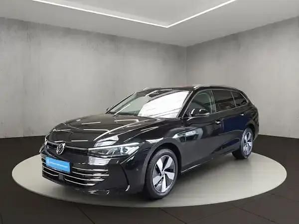 Grenadillschwarz metallic Gebraucht 2024 VW Passat Elegance Kombi | 49.900 € (Teuer) - Bild 1/4