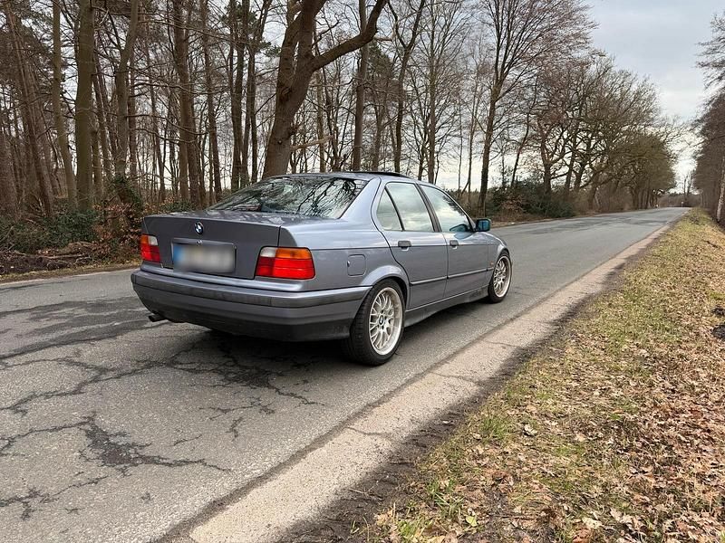 Gebraucht BMW 318 115 PS (84 kW) 1997 Blau Limousine