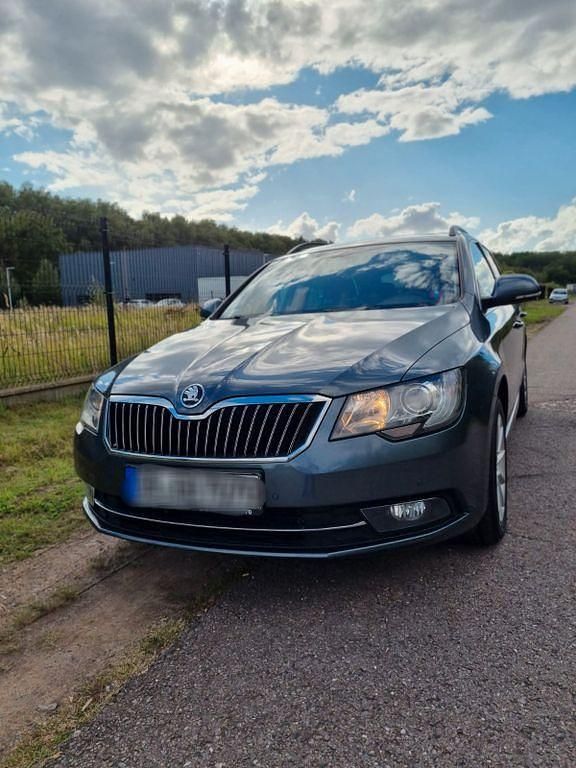 Grau Gebraucht 2015 Skoda Superb Ambition Kombi | 8.200 € (Teuer) - Bild 1/4