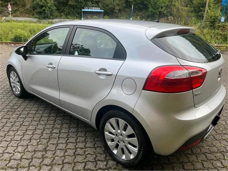 Gebraucht Kia Rio 86 PS (63 kW) 2013 Silber Kleinwagen
