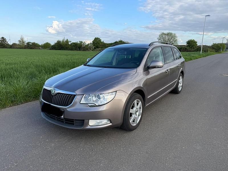 Gebraucht Skoda Superb 140 PS (102 kW) 2011 Andere farben Kombi