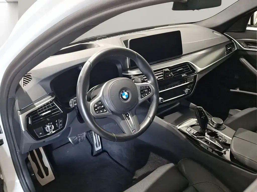 Gebraucht BMW 530 M Sport 286 PS (210 kW) 2023 Weiß Kombi