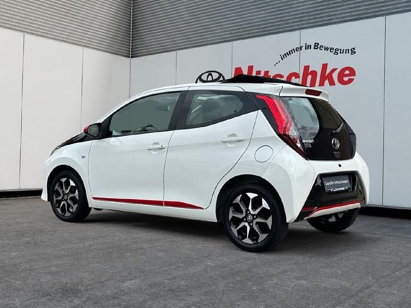 Gebraucht Toyota Aygo Basis 72 PS (52 kW) 2020 Schneeweiß Kleinwagen