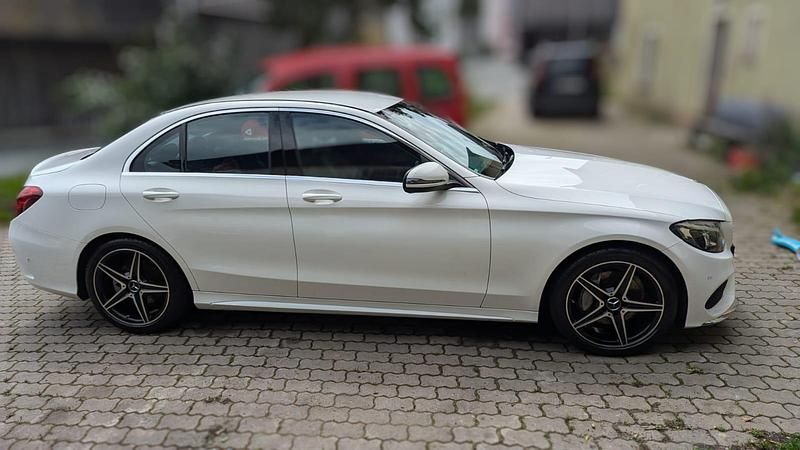 Weiß Gebraucht 2016 Mercedes C180 AMG line Limousine | 22.500 € (Teuer) - Bild 1/4